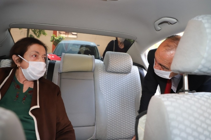 Belediye Başkanı Yaşlı Kadını Makam Aracıyla Gezdirdi