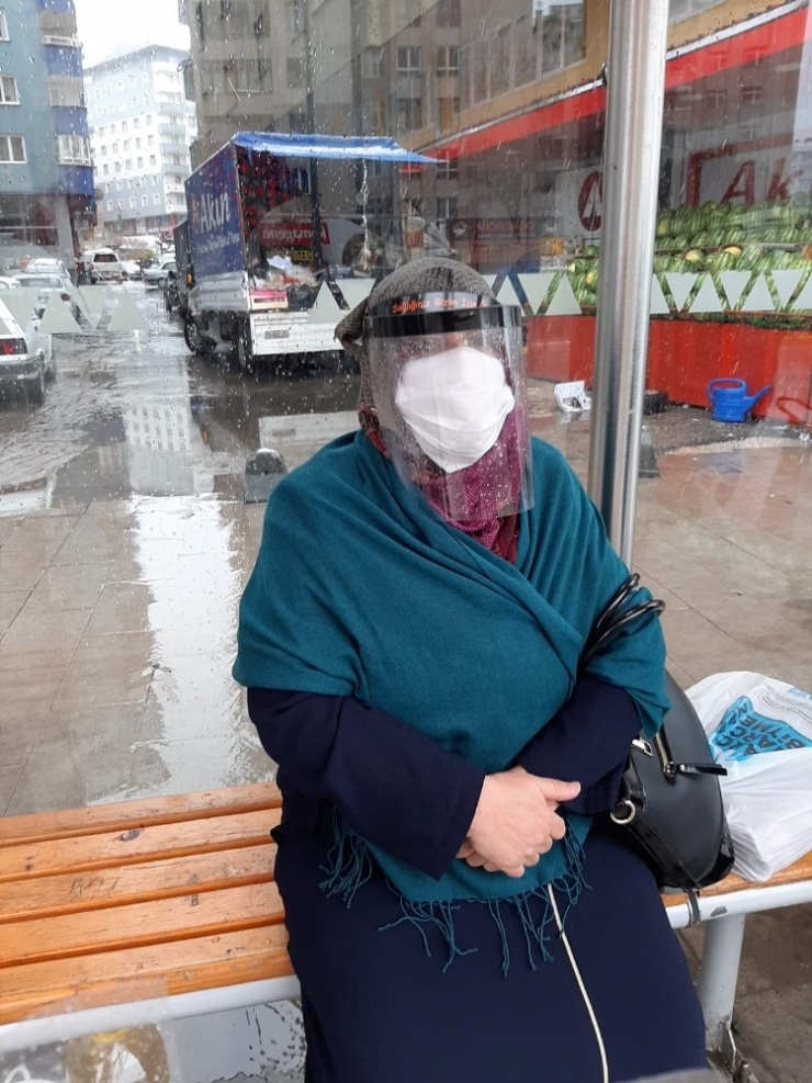 Anneler Günü’nde Annelere Maske Dağıttılar