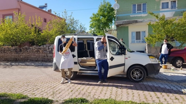 Fırıncılar Hem Ekmek Sattı, Hem De Vatandaşlara Müzik Dinletti