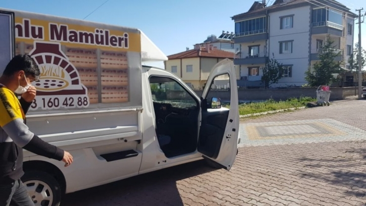 Fırıncılar Hem Ekmek Sattı, Hem De Vatandaşlara Müzik Dinletti