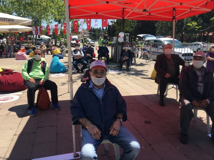 Tuzla’da Yaşlı Vatandaşlara Sosyal Mesafeli ‘Vefa Festivali’