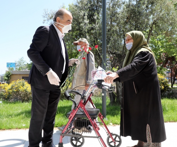 Başkan Türkyılmaz’dan Sokağa Çıkan Annelere Sürpriz