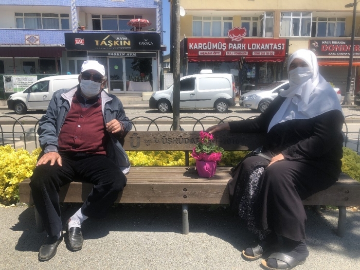 Üsküdar’da Yaşlıların Boğaza Nazır Salıncak Keyfi