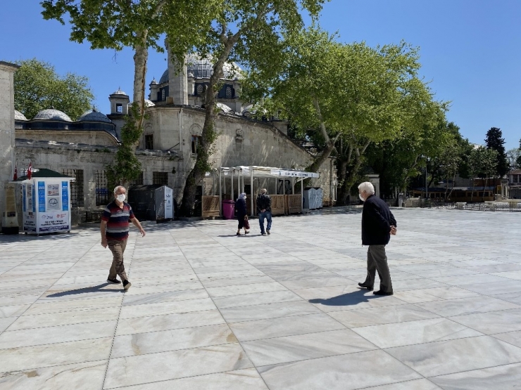 65 Yaş Üstü Vatandaşlar Yasağın Kalkmasıyla Eyüpsultan Camii’ne Akın Etti