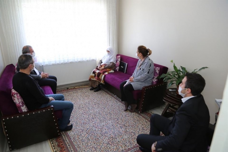 Vali Toraman İle Eşinden “Anneler Günü” Ziyaretleri