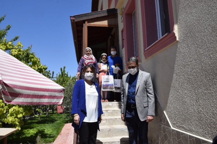 Burdur’da 107 Yaşındaki Zehra Nineye Anneler Günü Ziyareti