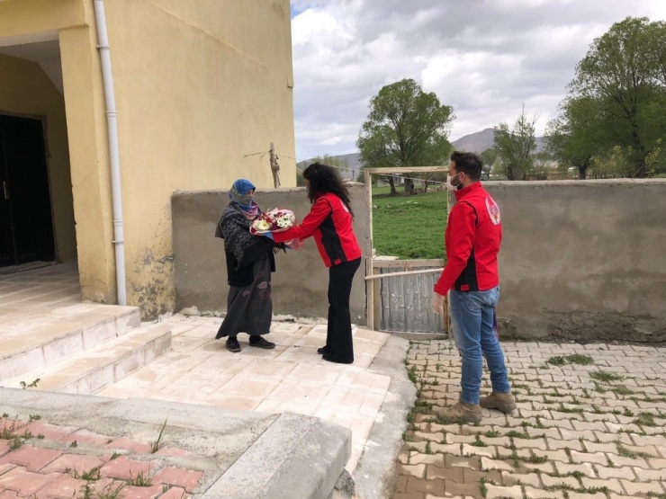 Van Emniyet Müdürlüğünden ‘Evlat Nöbeti’ Tutan Annelere Sürpriz