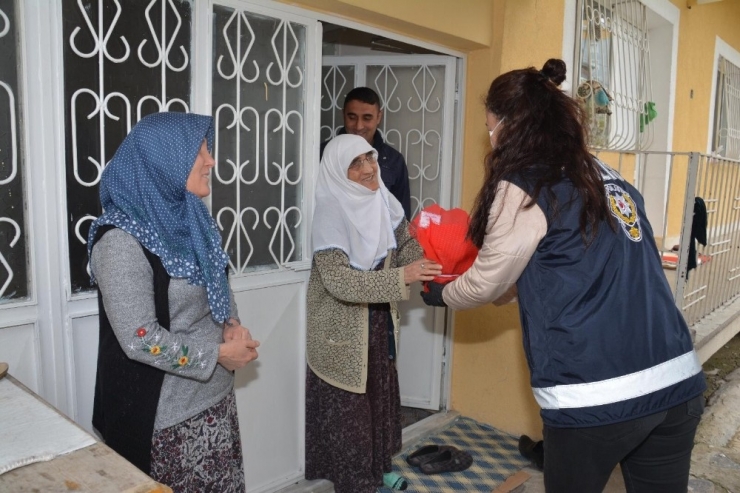 Van Polisinden Şehit Anneleri Ve Eşlerine Ziyaret