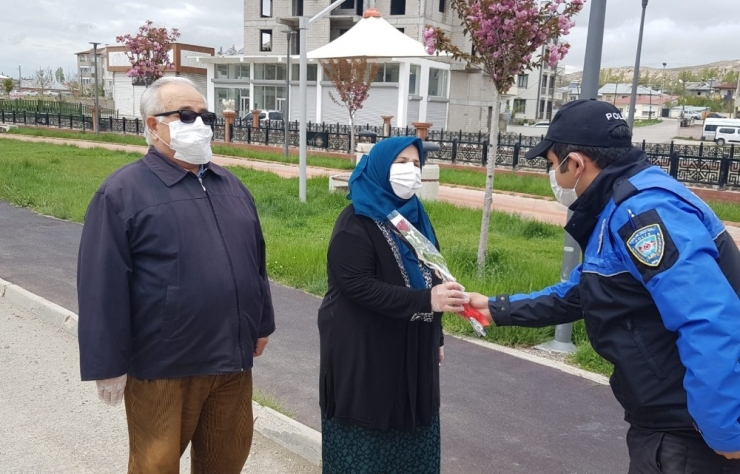 Van Polisinden 65 Yaş Ve Üzeri Annelere Çiçek