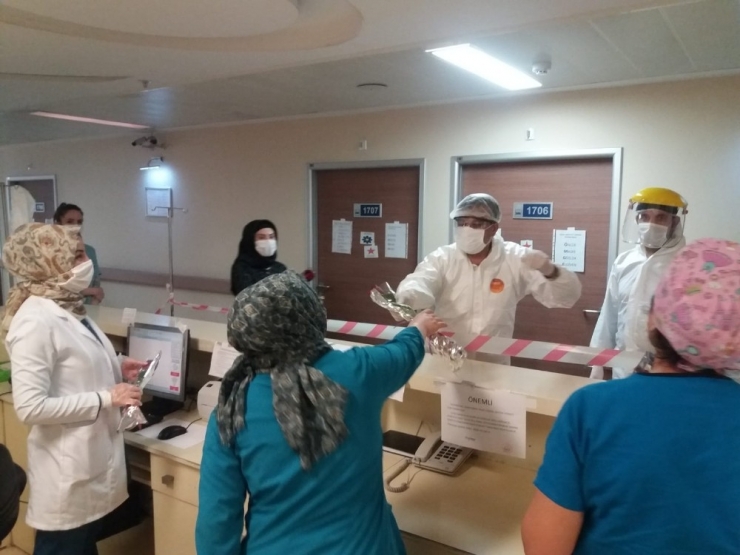 Korona Tedavisi Gören Hastalara ‘Anneler Günü’ Ziyareti