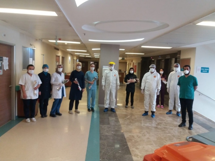 Korona Tedavisi Gören Hastalara ‘Anneler Günü’ Ziyareti