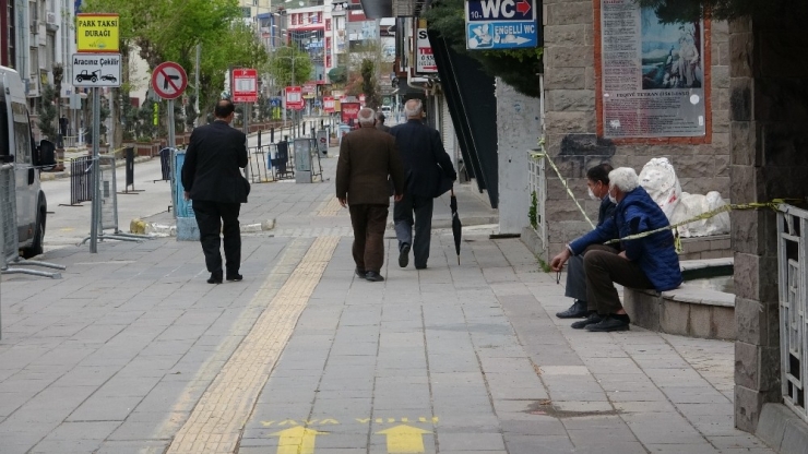 Cadde Ve Parklar Onlara Kaldı