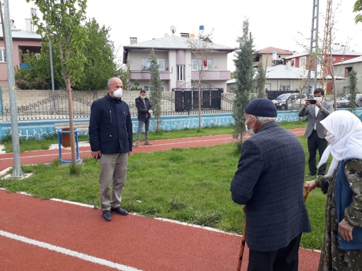 Başkan Akman, Dışarı Çıkan Yaşlılara Eşlik Etti