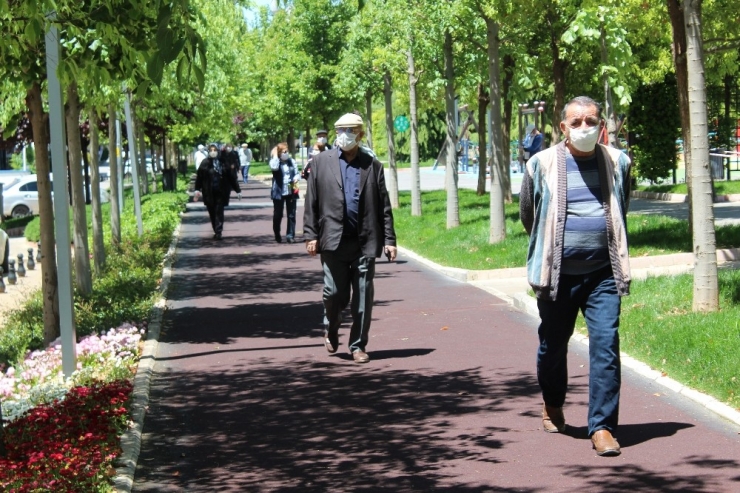 Yasak Kalktı Gaziantepli Yaşlılar Parklara Akın Etti
