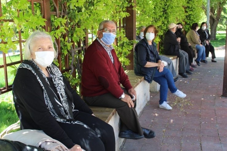 Yasak Kalktı Gaziantepli Yaşlılar Parklara Akın Etti