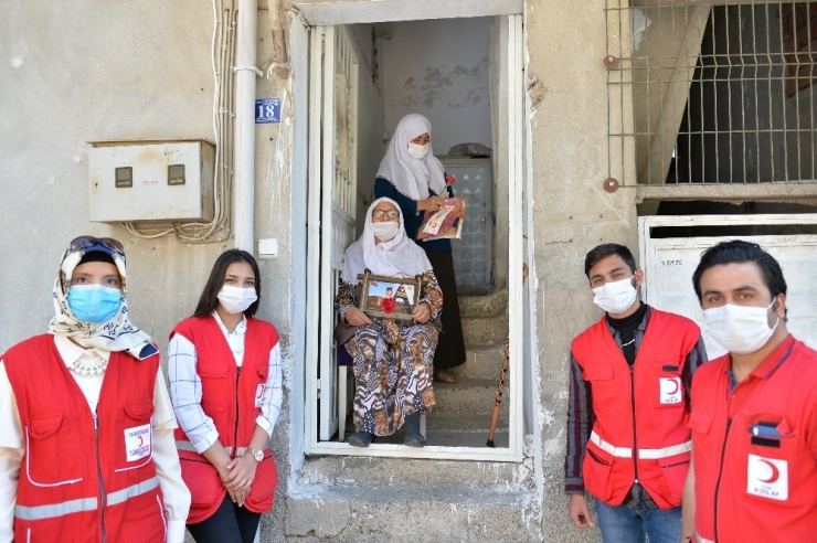 Kızılay’dan Annelere Sürpriz Hediyeler
