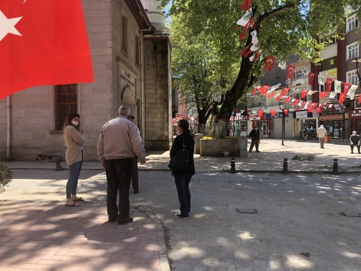 Alaplı’da 65 Yaş Üstü Sokakta Özgürlüğün Tadını Çıkarttı