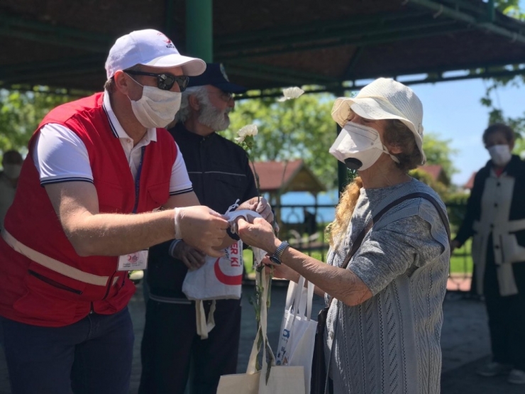 Kızılay 65 Yaş Üstü Vatandaşlara Maske Ve Dezenfektan Dağıttı