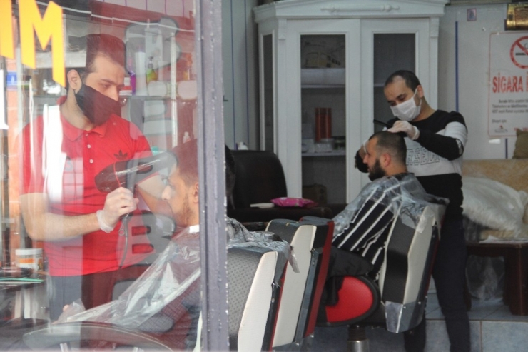 Samsun’da Berber Ve Kuaförler Mesaiye Başladı