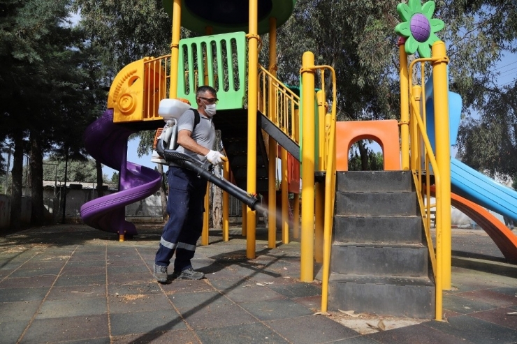 Menderes’te Parklar Çocukları Bekliyor