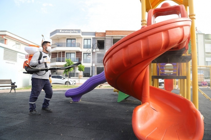 Menderes’te Parklar Çocukları Bekliyor