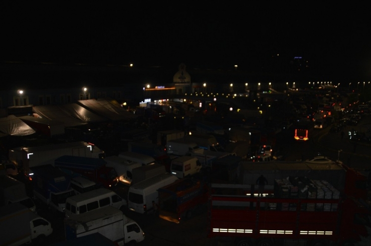 Bayrampaşa Hali’nde Polis Ekipleri Ateş Ölçtü, Maske Dağıttı