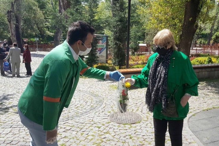 Başkan Taşdelen Anneleri Çiçeklerle Karşıladı