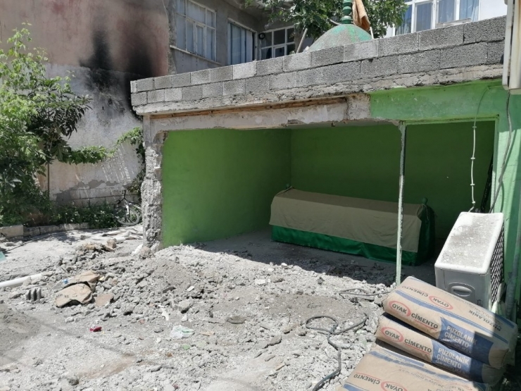 Emevi Komutanın Türbesi Yenileniyor