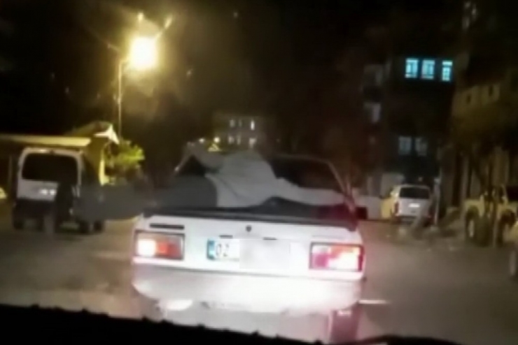 Görenlere Pes Dedirten Otomobil Üzerinde Yolculuk