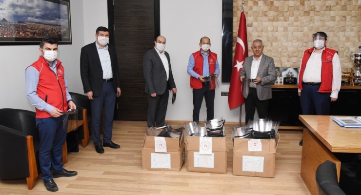 Başkan Zeybek’ten Belediyelere Hijyen Malzemesi Desteği