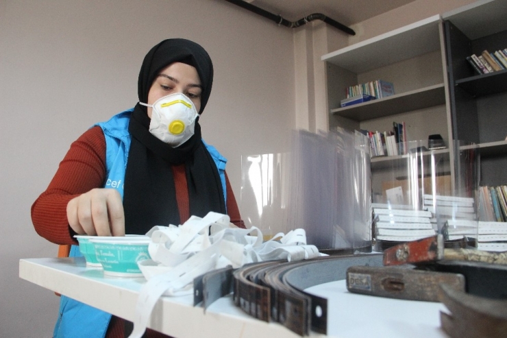 Mobilyada Kullanılan ’Jumbo’ İle 5 Dakikada Siperlikli Maske Üretiyorlar