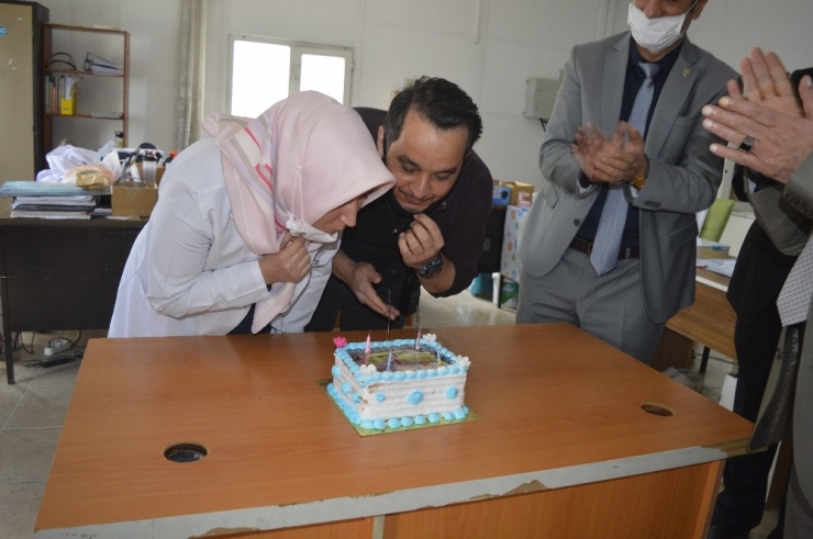 İki Aydır Yanına Gidemediği Oğlunun Doğum Gününü Sağlık Ocağında Kutladı