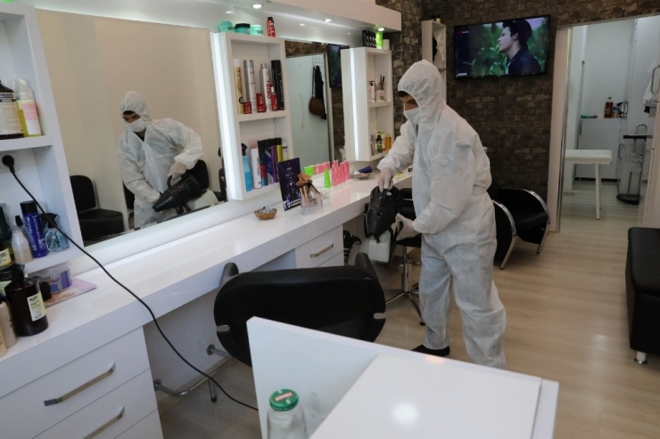 Akhisar Belediyesi, Berber Ve Kuaförleri Dezenfekte Ediyor