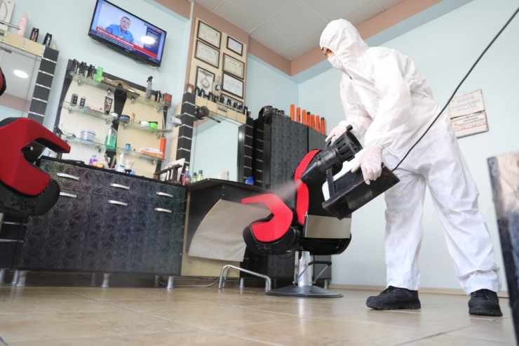 Akhisar Belediyesi, Berber Ve Kuaförleri Dezenfekte Ediyor