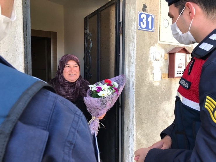 Jandarma’dan Şehit Annelerine Ziyaret