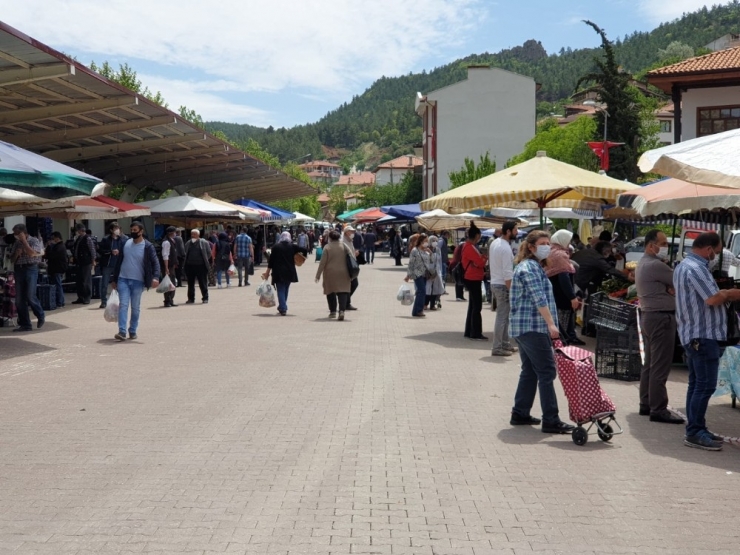 Nallıhan’da Sokağa Çıkma Kısıtlamasından Sonra Pazarlarda Doluluk Yaşandı