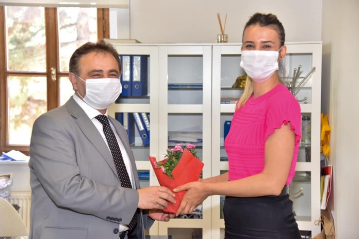 Başkan Şahin’den Mesainin İlk Gününde Annelere Çiçek