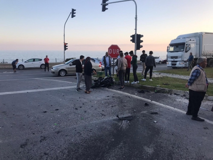 Alanya’da Motosiklet İle Otomobil Çarpıştı: 1 Yaralı