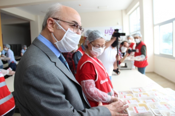 Vali Köşger, Kazanların Başına Geçip İftar Yemeği Paketledi