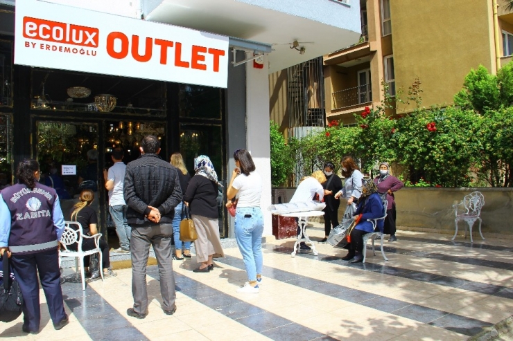 Firma Yetkilileri Satışı Bırakıp, Sosyal Mesafeyi Korumaya Çalıştı