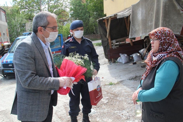 Bakan Soylu’nun Hediyelerini Kaymakam Pişkin Annelere Ulaştırdı