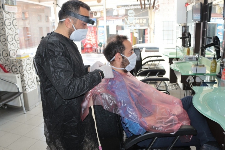 Berberler Ve Kuaförler Müşteri Kabul Etmeye Başladı