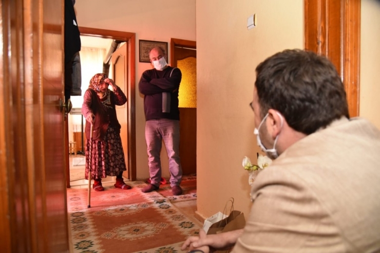 Başkan Özlü Vefakâr Anneleri Unutmadı