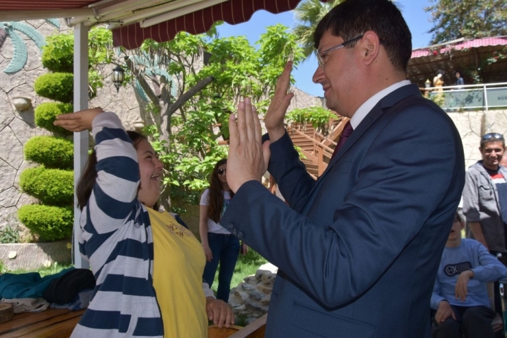 Başkan Özcan; “Sevgi Bütün Engelleri Aşar”