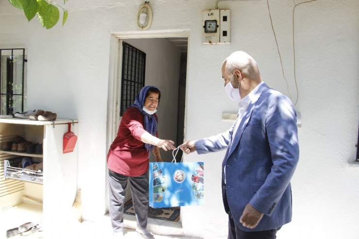 Başkan Uzundemir Şehit Annelerini Ziyaret Etti