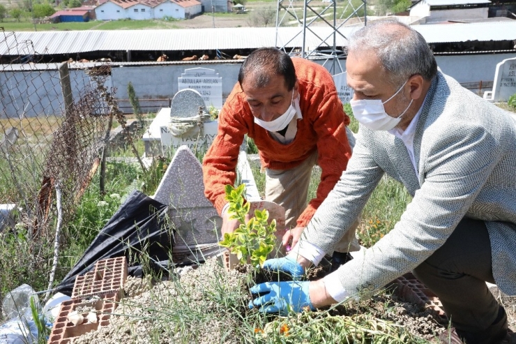 Engelli Genci Makam Aracı İle Annesinin Mezarına Götürdü