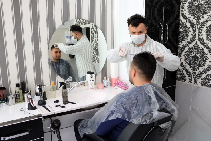 Berber Ve Kuaförler Kepenk Açtı, Tıraş Olan Vatandaşların Yüzü Güldü