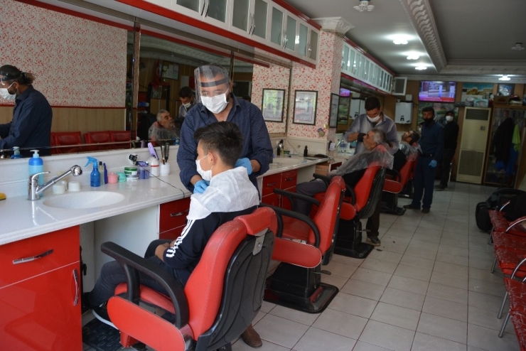 Korkuteli’nde Berber Ve Kuaförler Yaklaşık 2 Ay Sonra Faaliyete Başladı