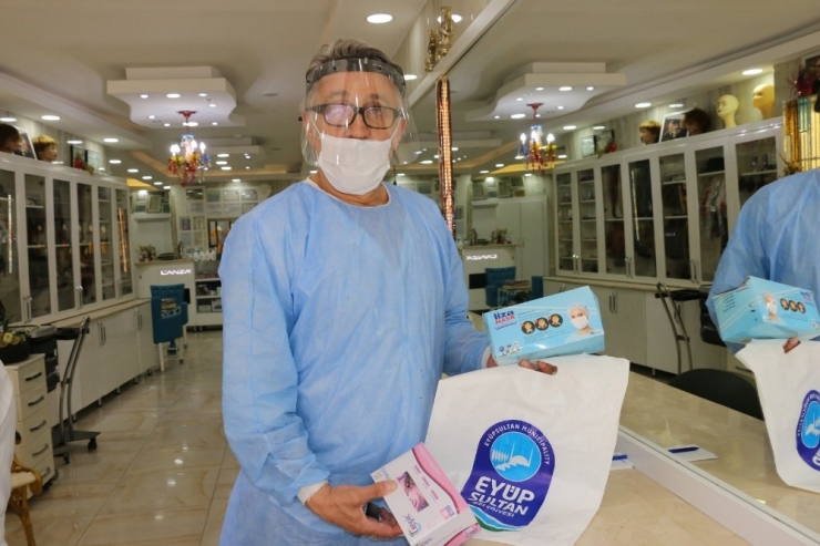 Kuaför Ve Berberlere Ücretsiz Maske Ve Eldiven Dağıtıldı