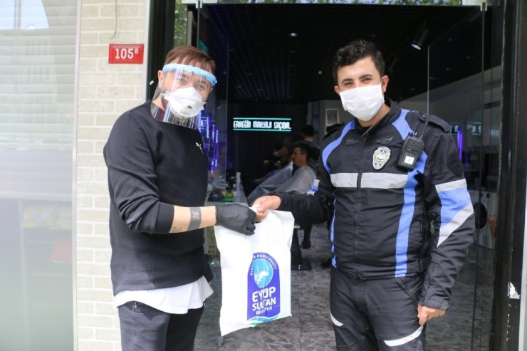 Kuaför Ve Berberlere Ücretsiz Maske Ve Eldiven Dağıtıldı